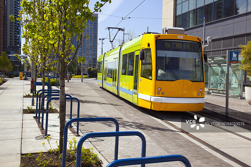 城市中的铁路交通作为公共交通工具图片素材