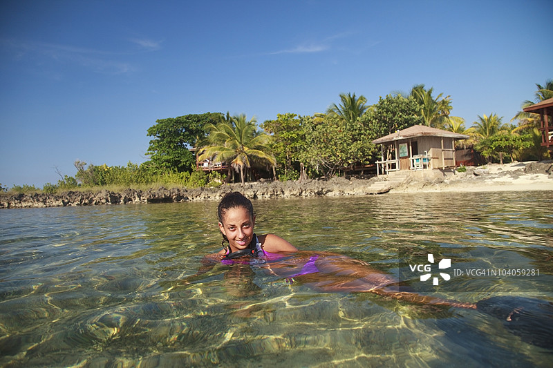 女人在安东尼岛礁度假村游泳图片素材