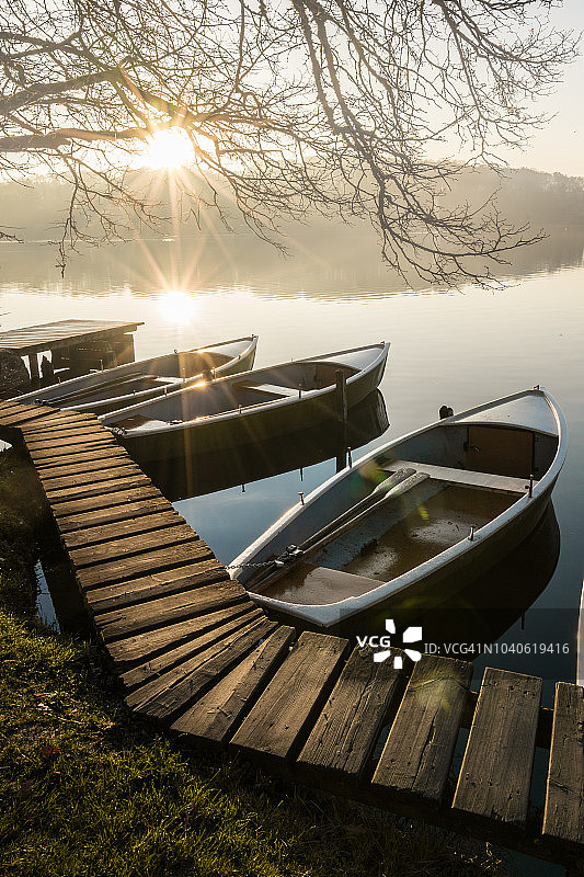 韦斯林格湖日出时的船只图片素材