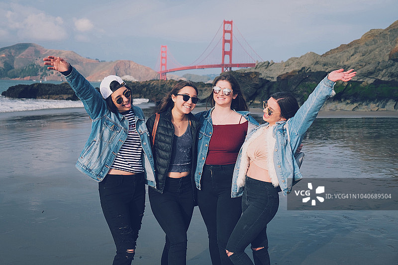 在旧金山的年轻女性朋友图片素材