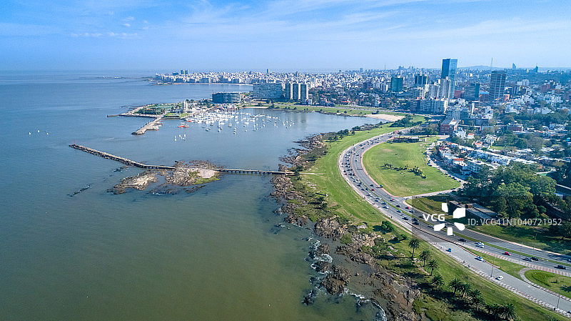 蒙得维的亚海岸线、布塞奥小港和波西托斯街区的高角度景色，乌拉圭图片素材