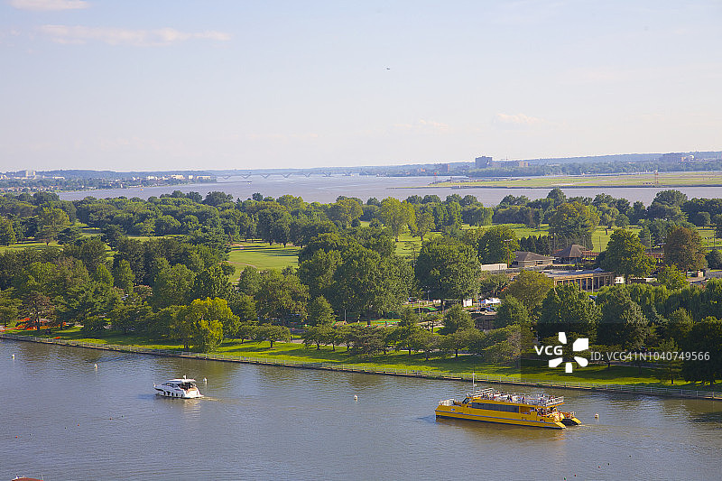东波托马克公园附近华盛顿航道上的船只图片素材