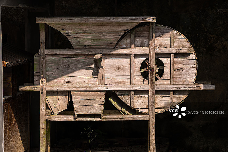 使用人工过滤大米的传统机器图片素材