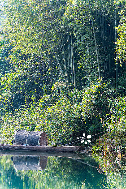 东江湖上的一艘船图片素材