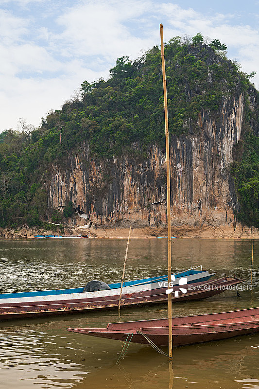 老挝琅勃拉邦湄公河畔停泊的船只图片素材