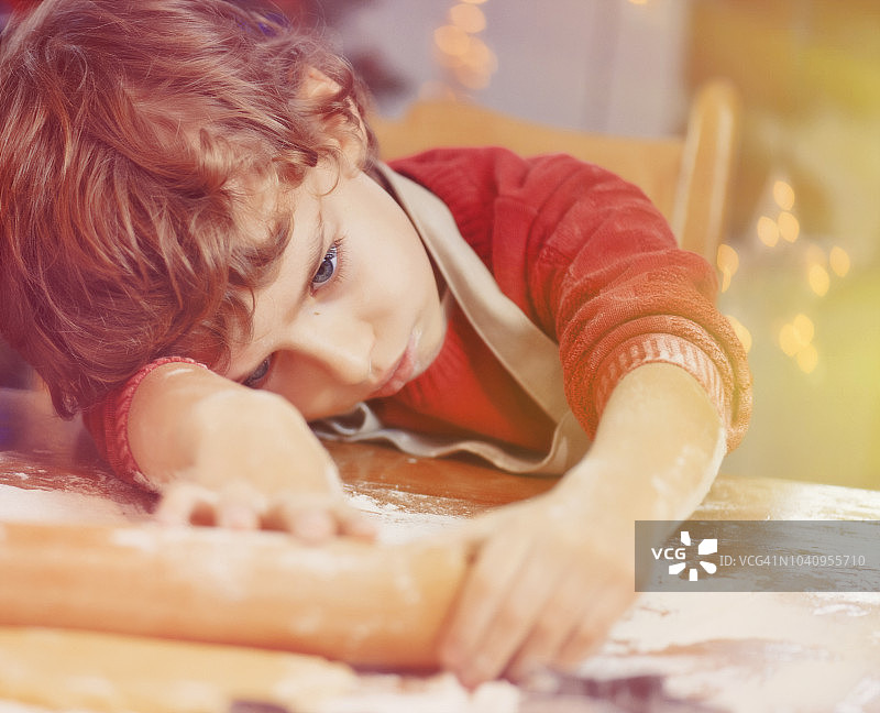 在厨房感到疲惫图片素材