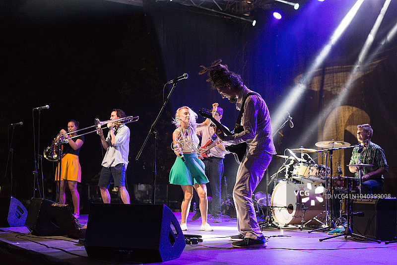 摇滚乐队演唱会表演图片素材