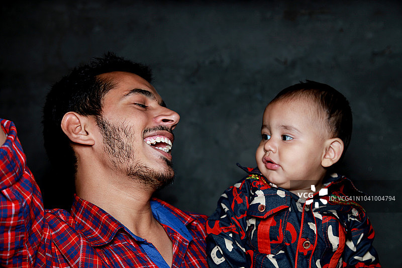 年轻男人抱着可爱的婴儿图片素材