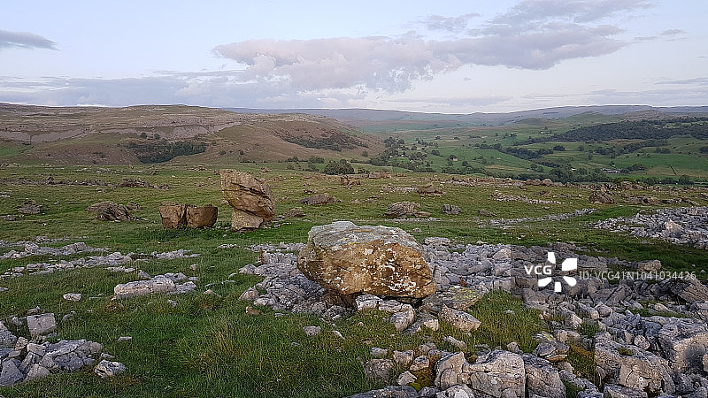 日落时分的漂砾地图片素材