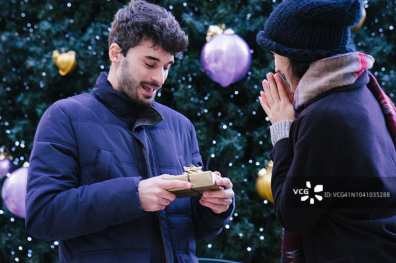 年轻情侣交换圣诞礼物图片素材