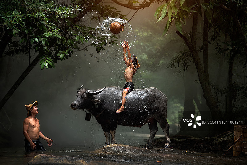 老挝父子撒网捕鱼图片素材