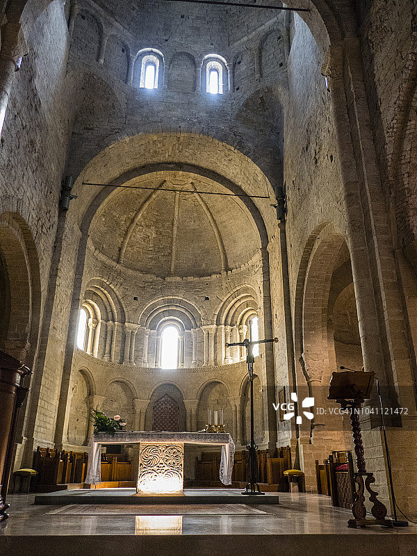 文蒂米利亚主教座堂内部祭坛，意大利利古里亚图片素材
