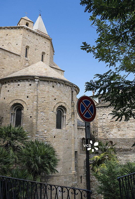 意大利利古里亚旧文蒂米利亚圣母升天主教座堂外观，九月图片素材