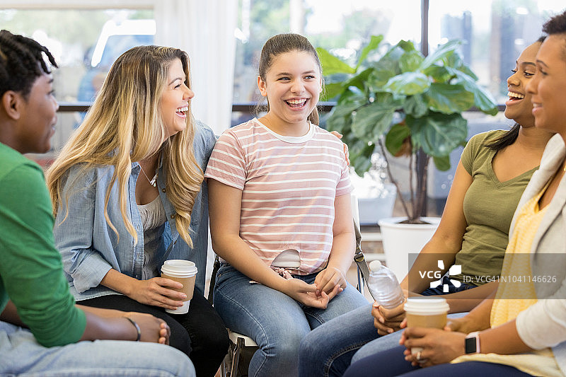 青少年女孩在互助小组中讨论青少年问题图片素材