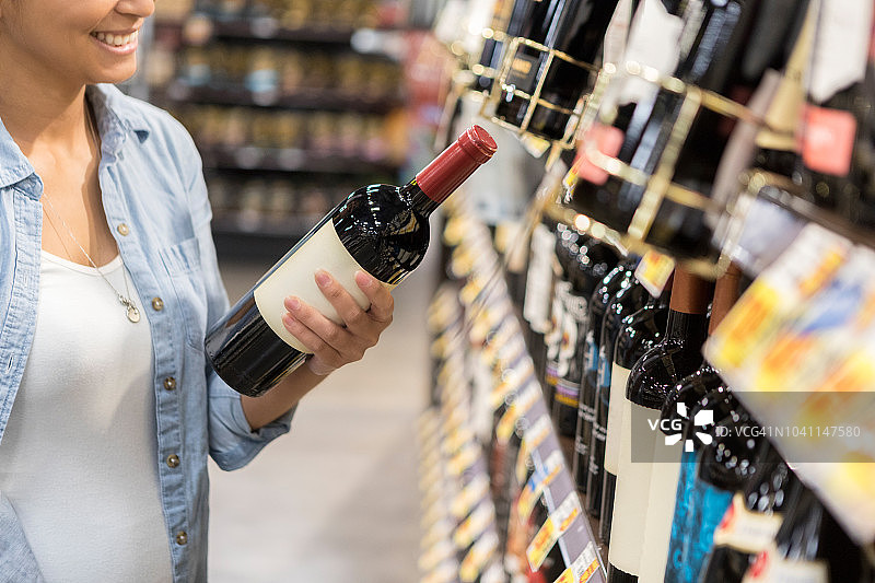 女士在商店挑选葡萄酒图片素材