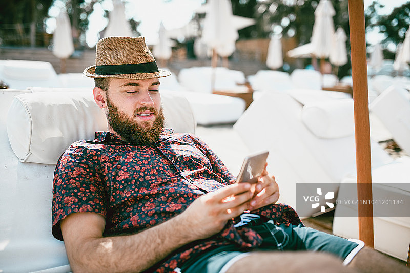 在海滩阅读电子书图片素材