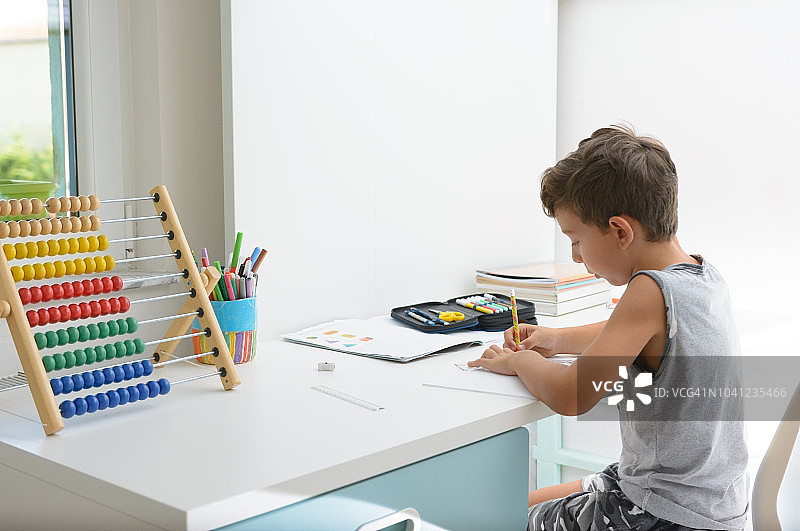 在家做作业的可爱小孩图片素材