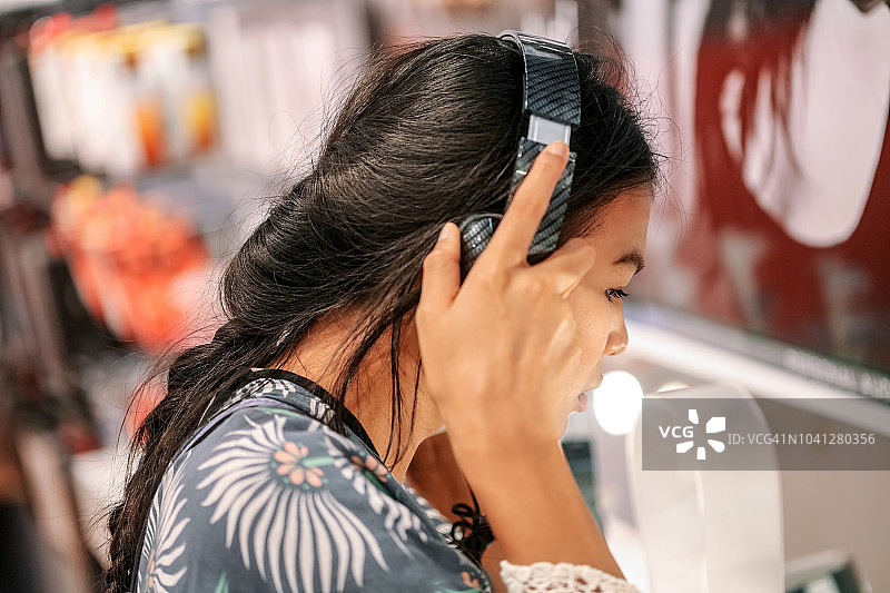 挑选耳机的女人图片素材