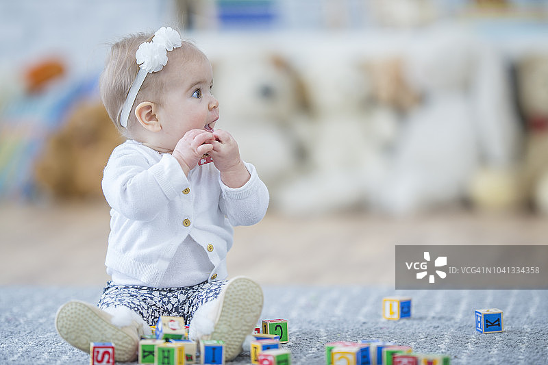 日托中心里兴奋的女婴图片素材