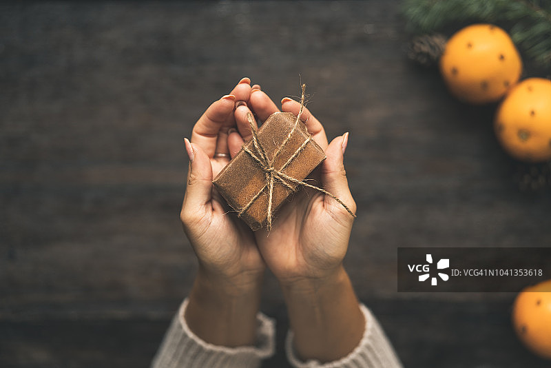 包装圣诞礼物的瑞典女人图片素材