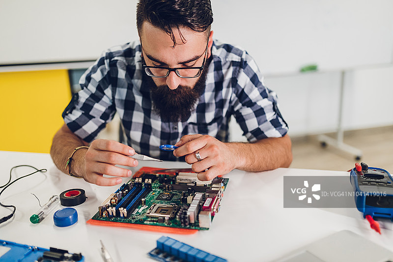 年轻男人焊接图片素材