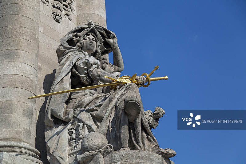 法国巴黎塞纳河上的亚历山大三世桥上的纪念碑在阳光下闪闪发光图片素材