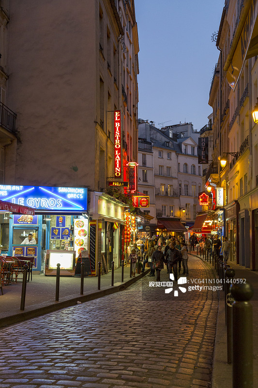 在法国巴黎拉丁区的游客图片素材