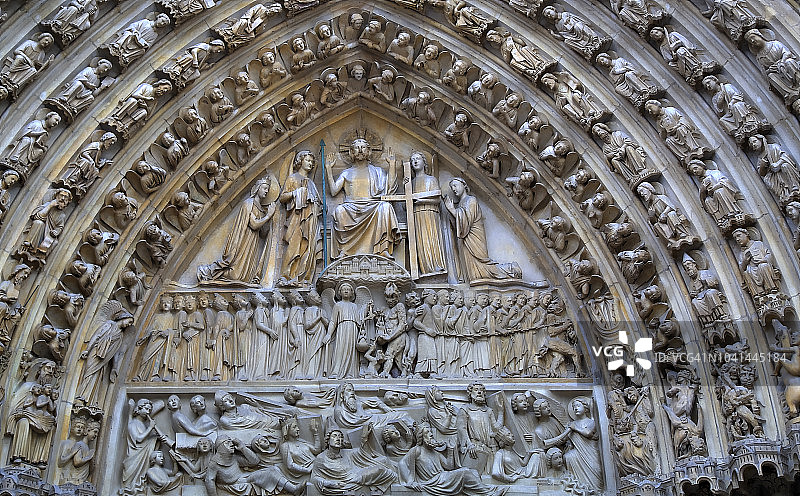 巴黎圣母院大门上的宗教雕像特写图片素材