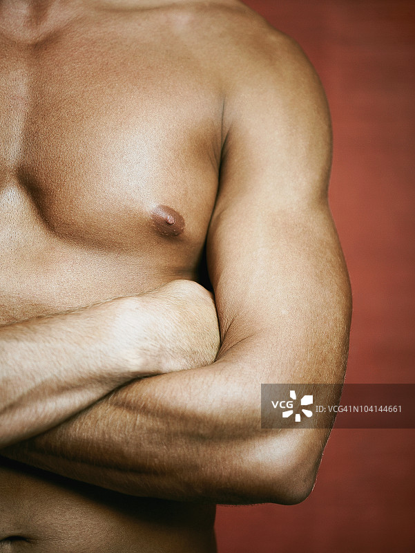 双臂交叉站立的男人图片素材