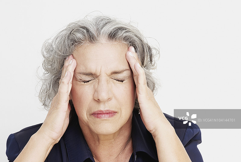 一位女性的特写，正在感受头痛图片素材