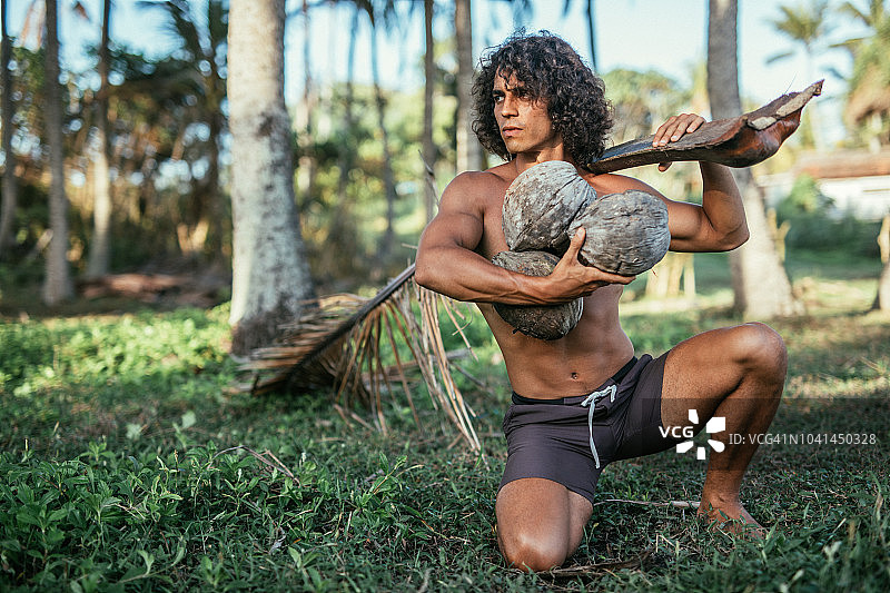 英俊男人摘椰子图片素材