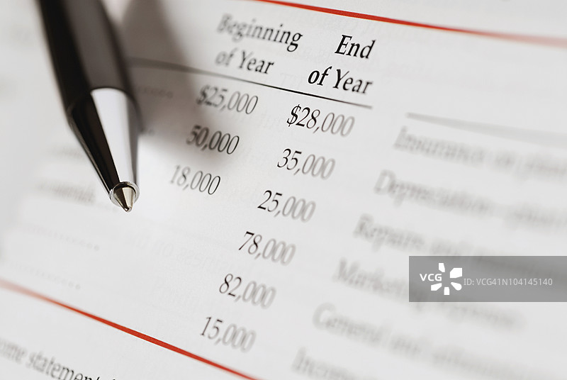 财务文件上的钢笔特写图片素材