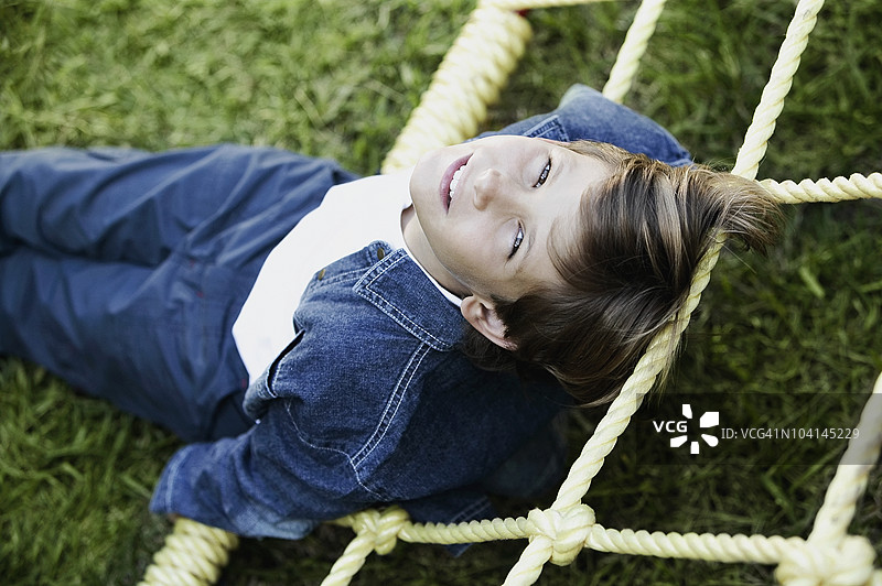 一个男孩躺在花园里的肖像图片素材