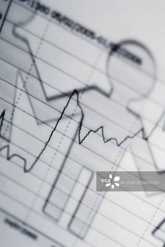 心电图报告上的纸链娃娃轮廓特写图片素材