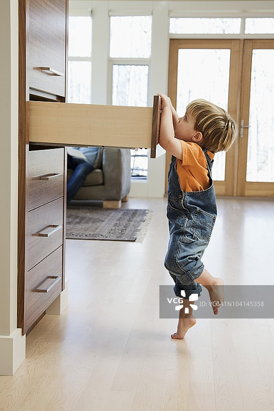 男孩在抽屉里找东西图片素材