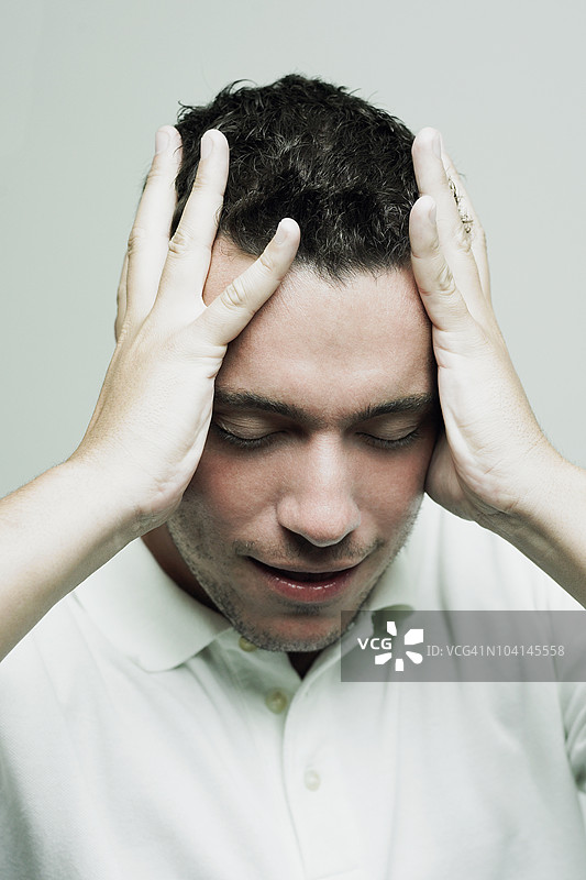 中年男人双手抱头特写图片素材