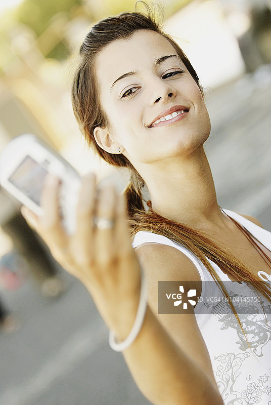 年轻女子自拍的特写镜头图片素材