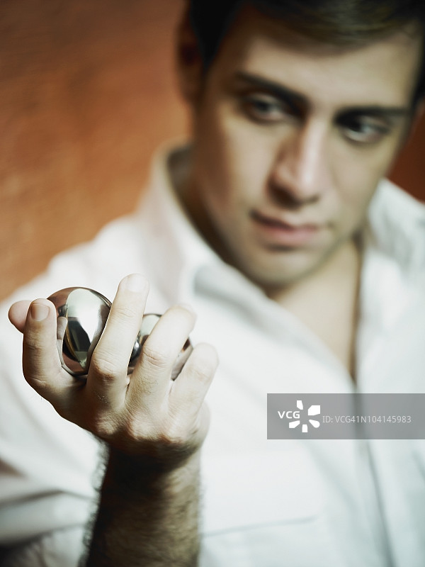 手持金属球的年轻女子特写图片素材