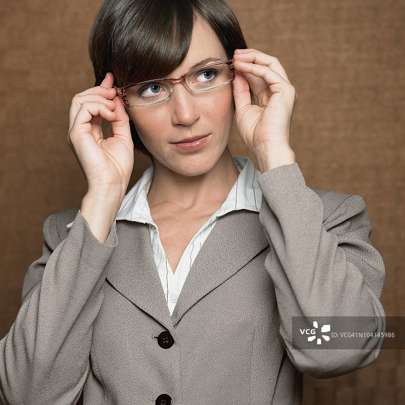 商务女性调整眼镜特写图片素材