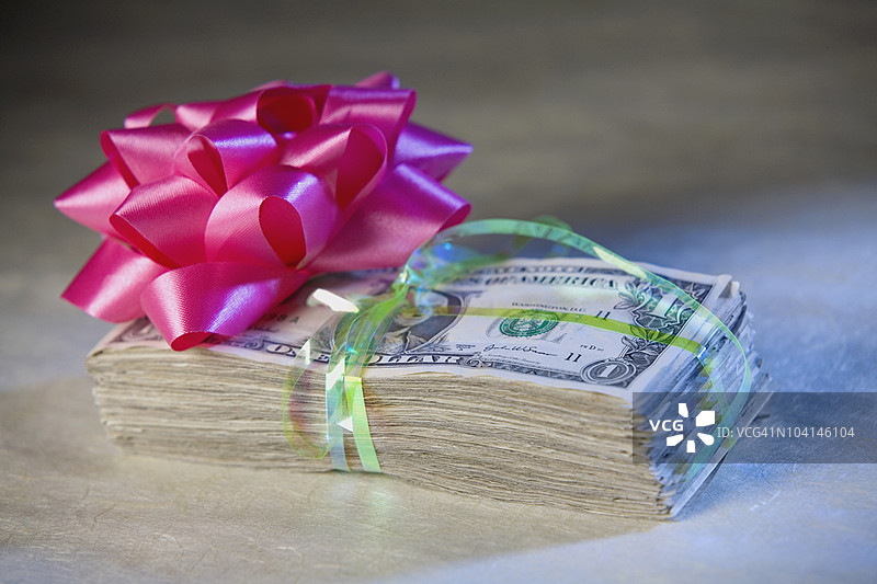 一束一美元钞票上的丝带花特写图片素材