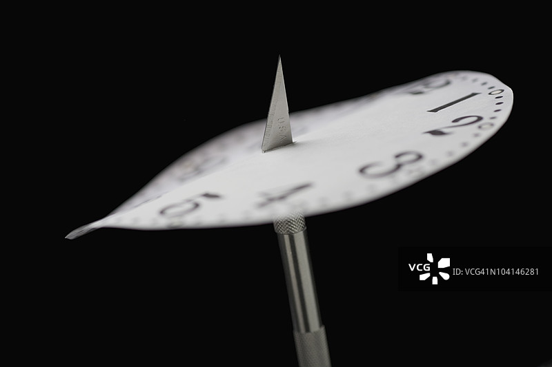 手术刀刺穿钟面中心图片素材