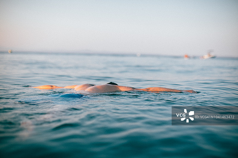 漂浮在水面上图片素材