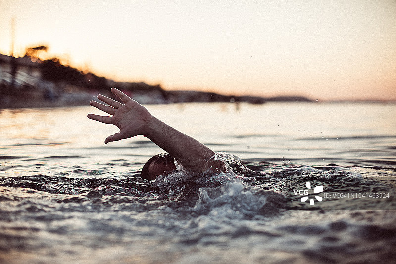 水中溺水男子图片素材