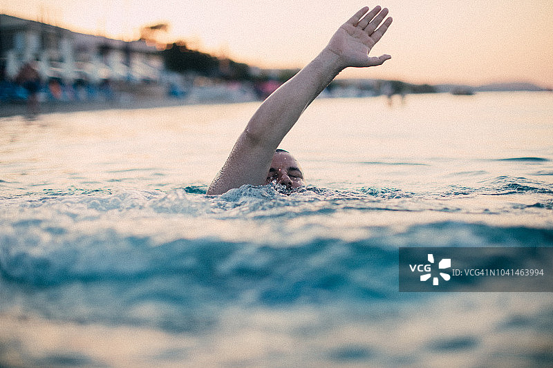 男人溺水图片素材