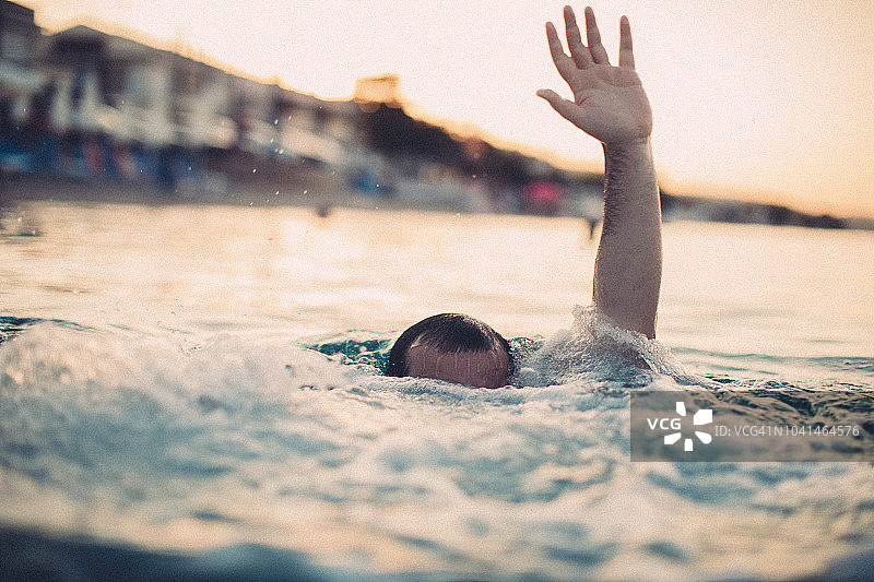 青年男子溺水图片素材
