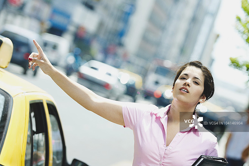 商务女性招手打出租车特写图片素材