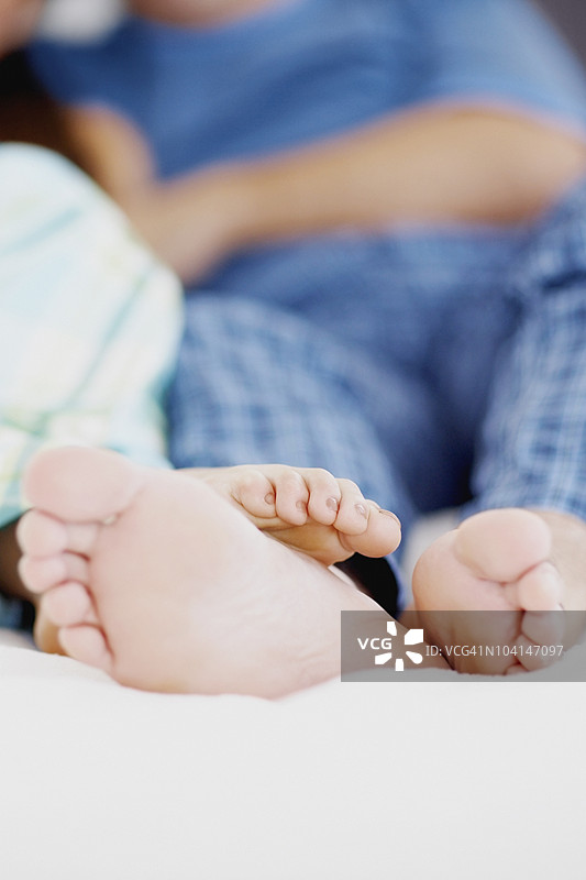 两个人休息的低角度视图图片素材