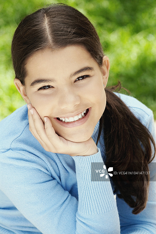 微笑的少女肖像图片素材