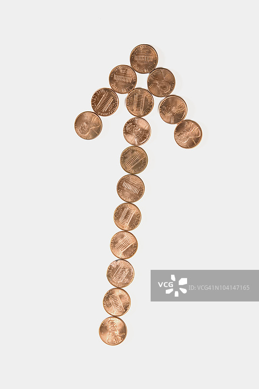 硬币排列成箭头形状图片素材