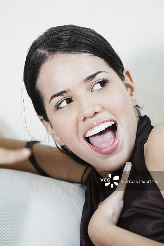 年轻女性惊讶的特写镜头图片素材